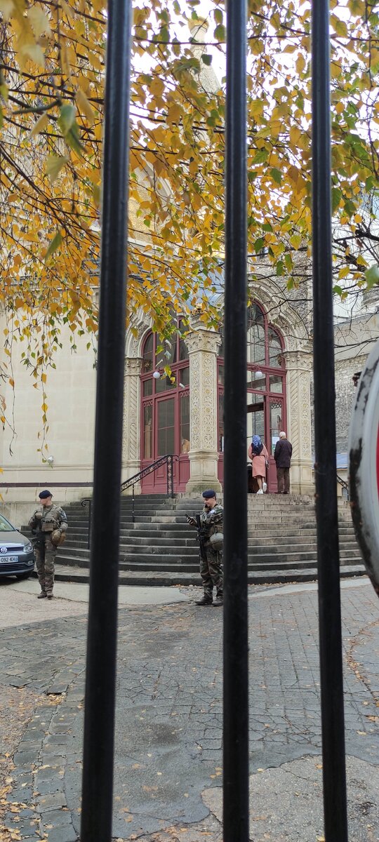 Жандармы охраняют покой верующих