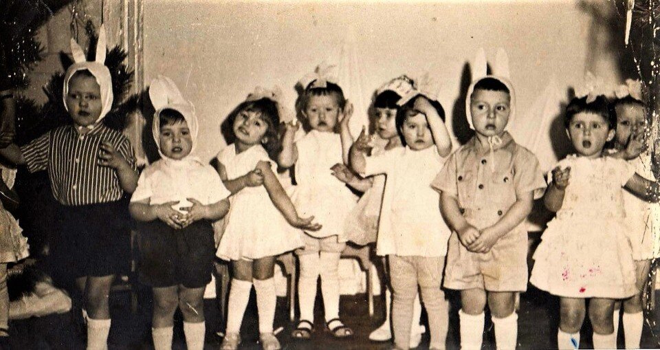     Самых маленьких наряжали скромно. Интересные костюмы были у ребят чуть постарше, 1971. Фото: Валентина Александрова