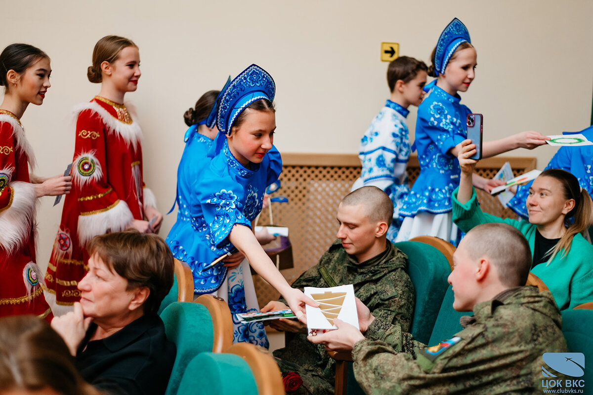 Творческая группа ЦОК ВКС поздравила военнослужащих ВКС и членов их семей с Новым годом и Рождеством