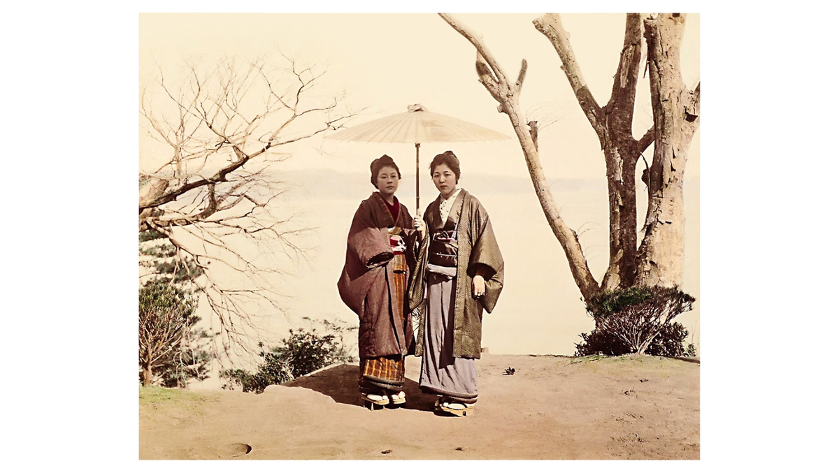 Кимоно для японцев - это прежде всего форма самовыражения. Идея кимоно заключается в сочетании простоты, гибкости и изящества. Поэтому кимоно - не на пике моды, но и никогда из неё не выходит.-2