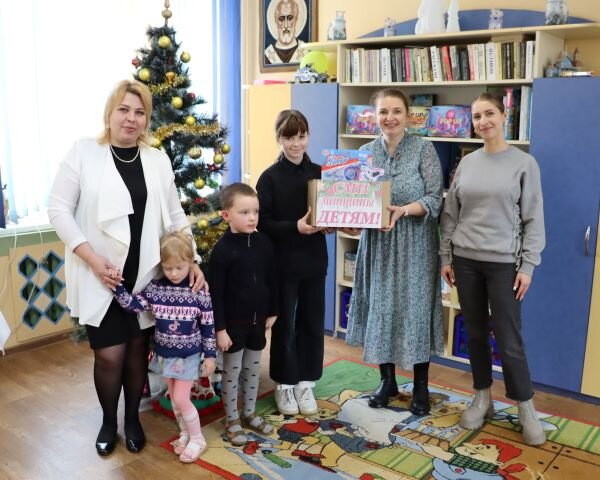 Мы организовали в редакции пункт сбора подарков для ребят, которым необходимы поддержка и забота. Наши подписчики приносили канцелярские принадлежности, игрушки, краски, сладости и прочее и оставляли в коробке. За несколько недель она наполнилась доверху, и сегодня мы отправились в социально-педагогический центр, чтобы передать воспитанникам подарки от горожанами.