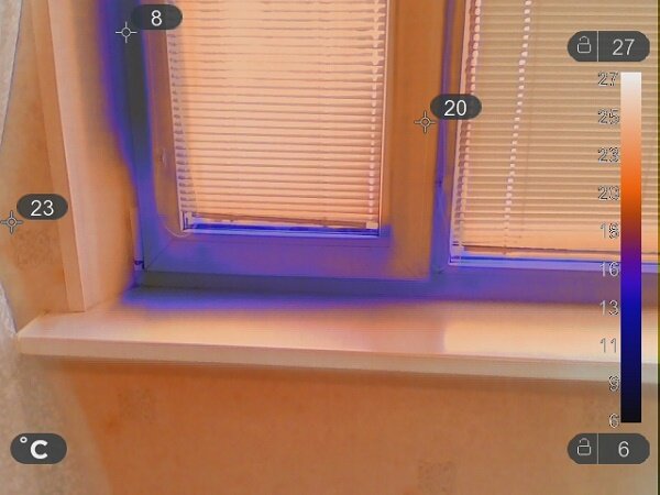 Инфильтрация холодного воздуха с нижнего и бокового швов оконного блока.