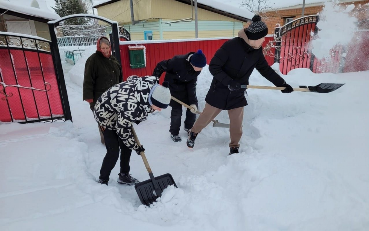    В Кувандыкском округе юные тимуровцы помогли убрать снег матери мобилизованного Кристина Просвиркина