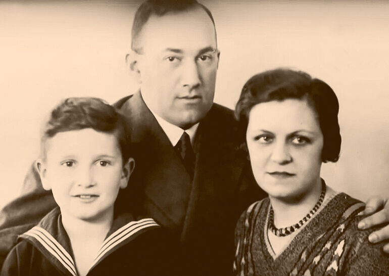 Евгений Весник с родителями источник:artoboz.mediasole.ru