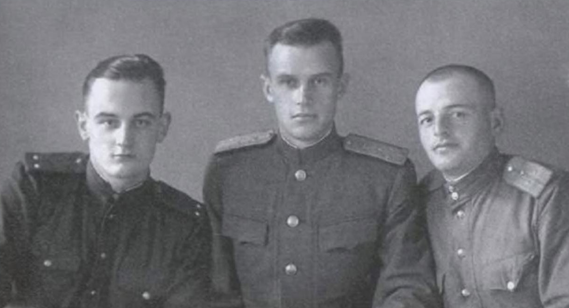 Лейтенант Соломатин (на фото слева) с боевыми друзьями на фронте. Источник фото - https://ic.pics.livejournal.com/grad_ua/68672700/2542459/2542459_900.jpg