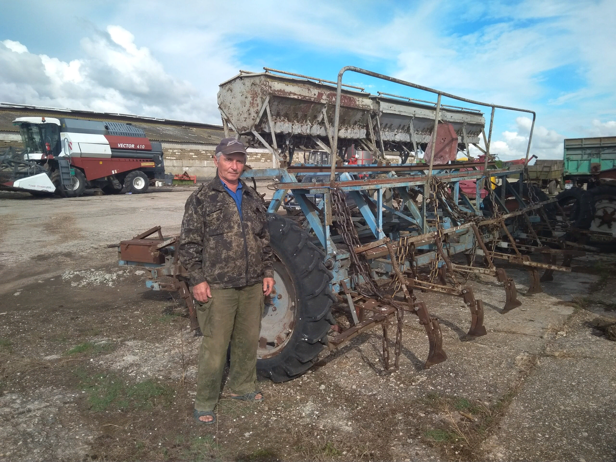 Фермер Виктор Барков возле своей сеялки