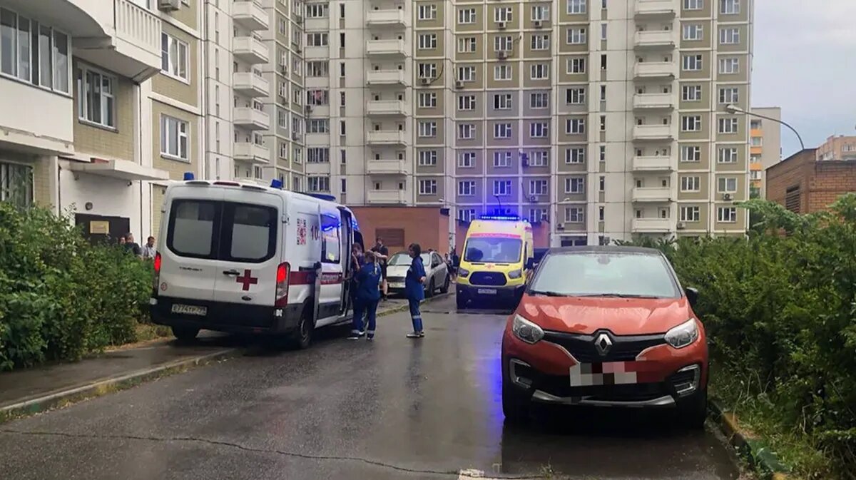 Ребёнок выпал из окна в Москве сегодня