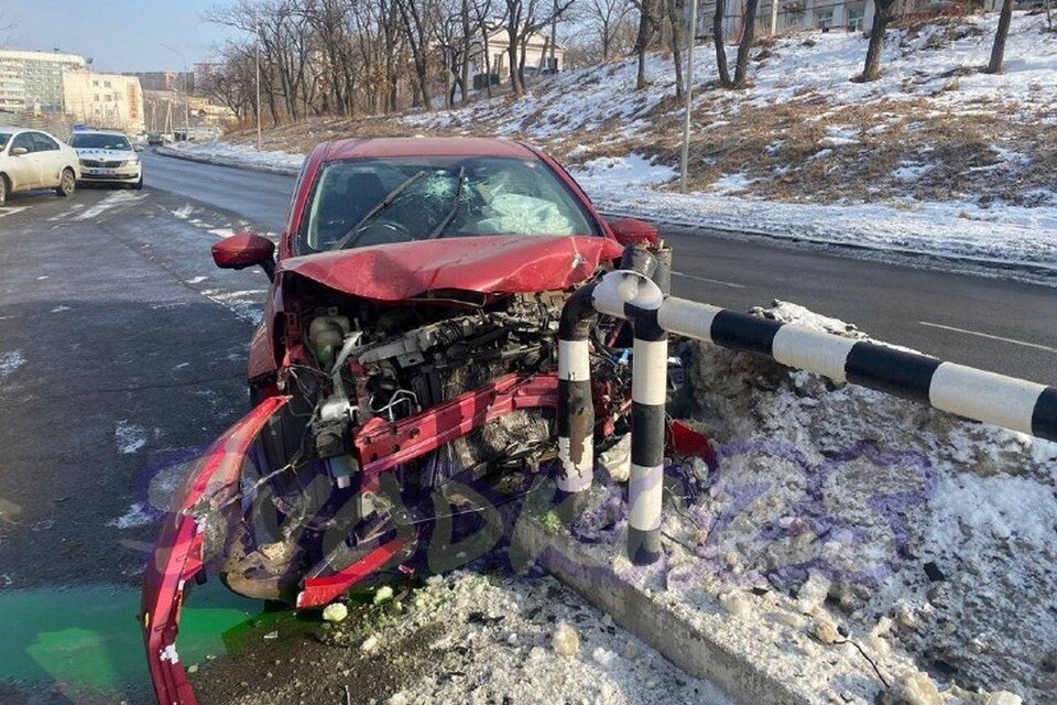     Пострадал водитель автомобиля. Фото: telegram-канал @svodka_25.