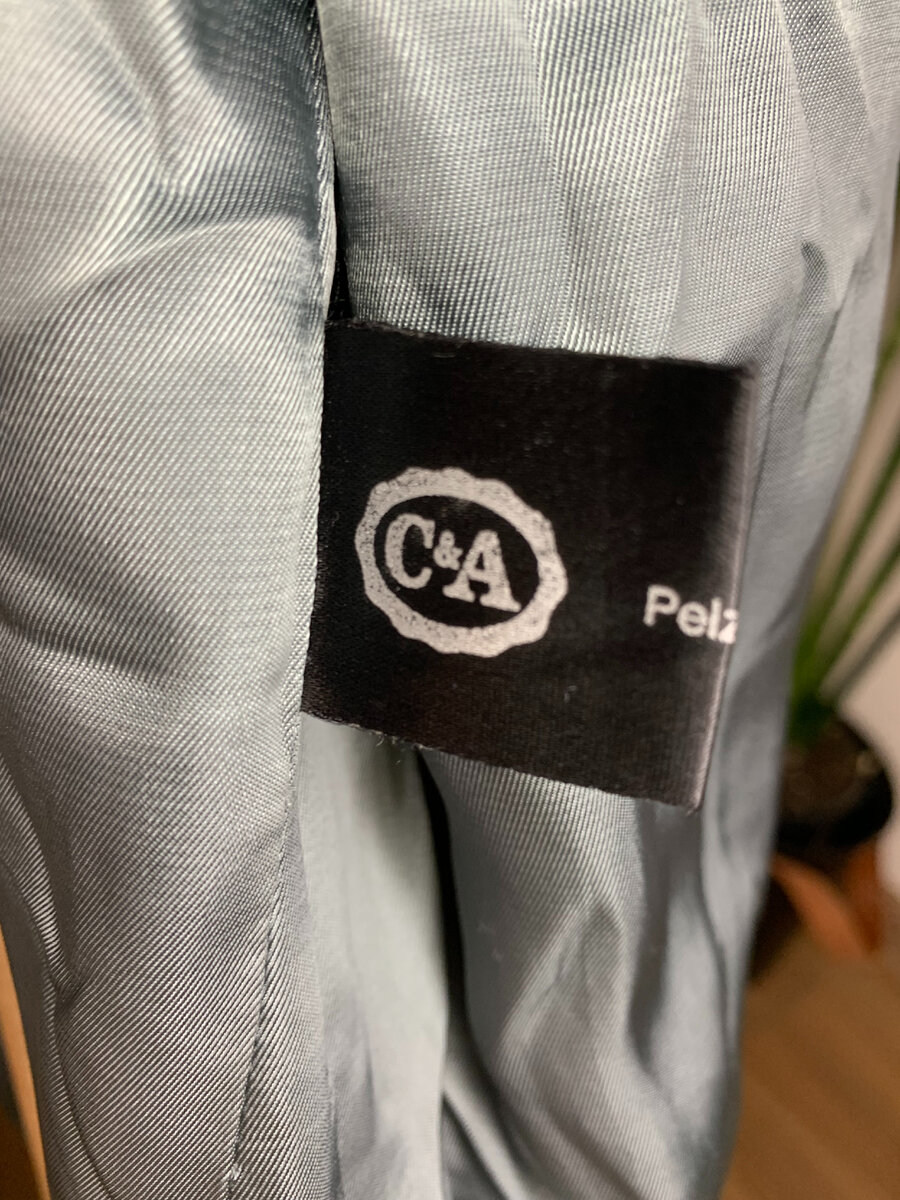 Из опознавательных знаков только бирка с указанием о стирке только в химчистке 