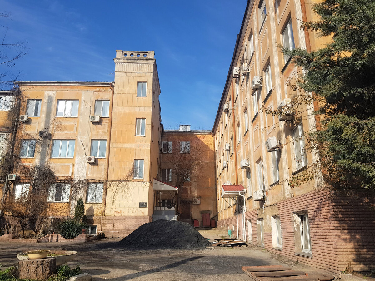 Керчь. Поликлиника/больница Водников. Внешность обманчива - внутри сделан довольно хороший ремонт. Фото Анна Карпенко. 