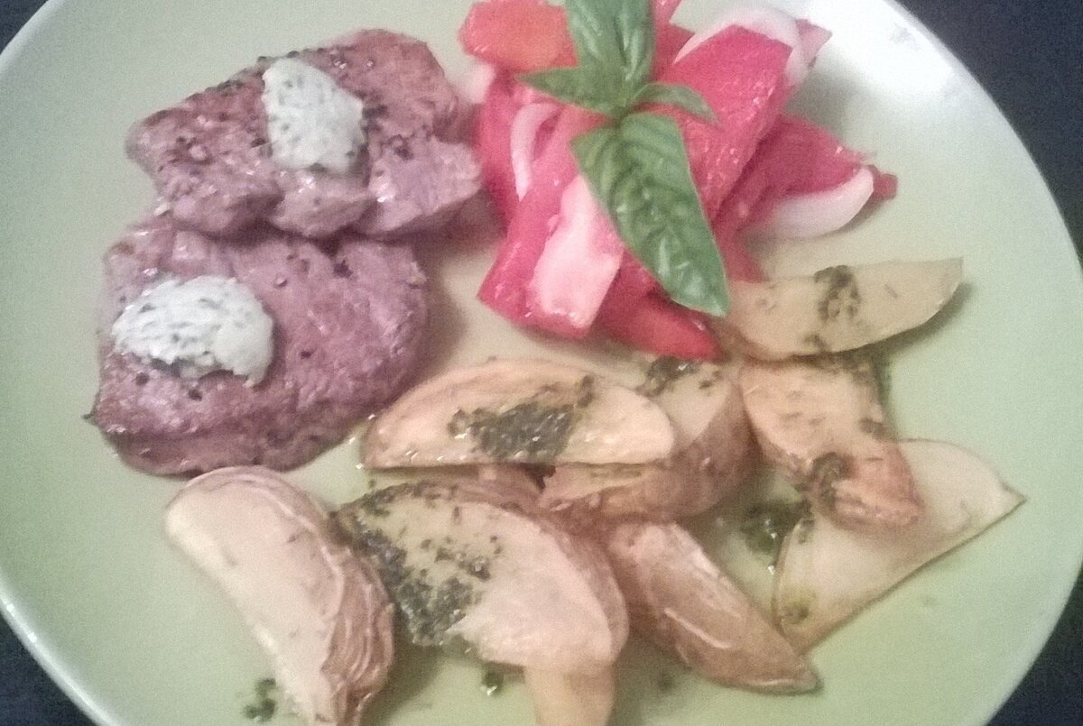    Медальоны из телятины с запеченным картофелем