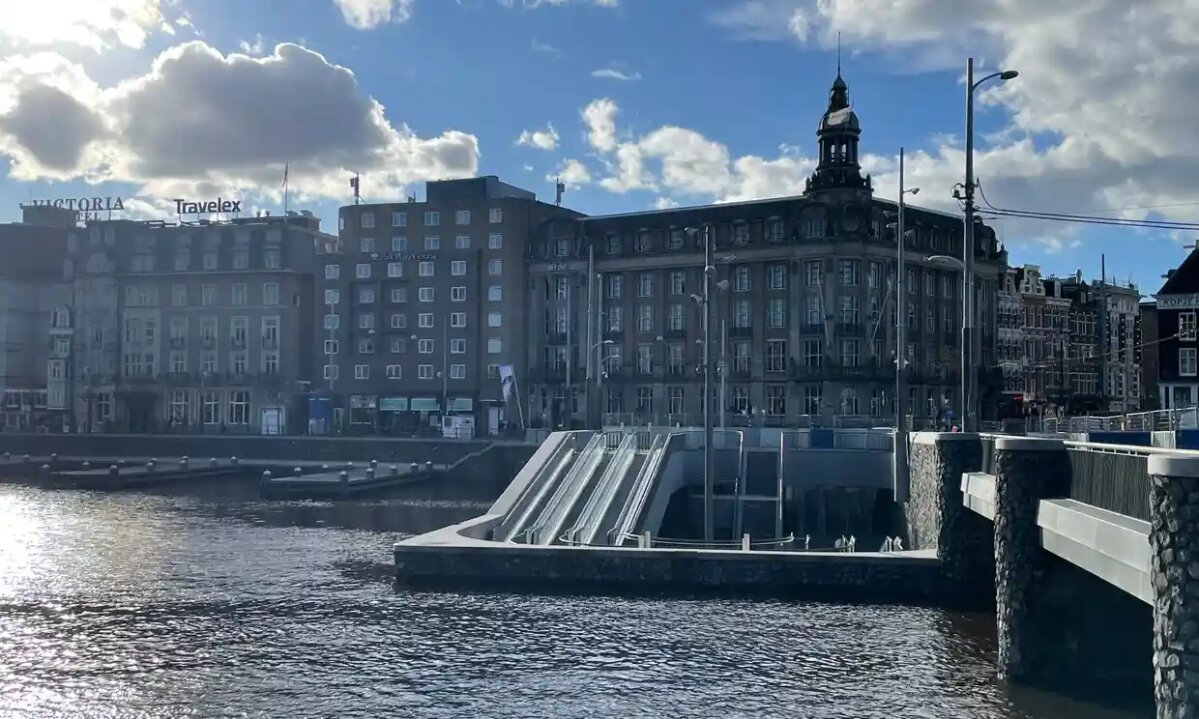 Для спуска в велогараж имеются эскалаторы. Фото: Senay Boztas.
