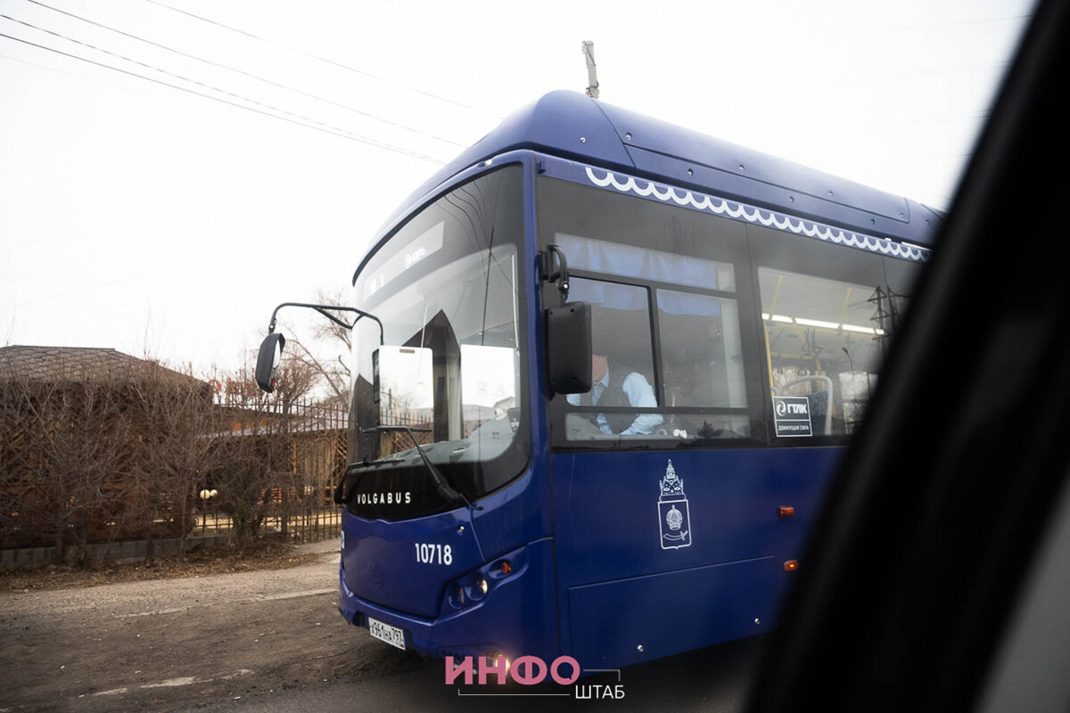 Автобусы м6 астрахань. Автобусы Астрахань. Синий автобус Астрахань. Автобус на улице. Автобус м1.