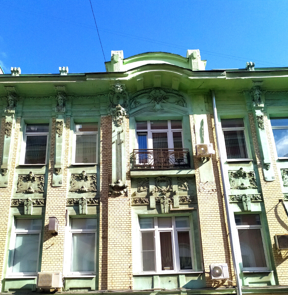 Фрагмент здания. Фото автора. 