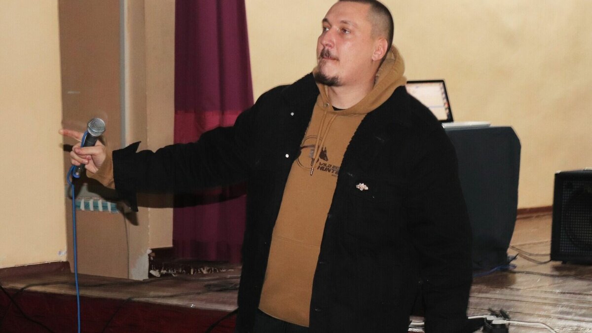     Известный российский рэпер Рома Жиган приехал в нижегородскую ИК-2 с концертом. Об этом сообщает пресс-служба ГУФСИН России по региону.