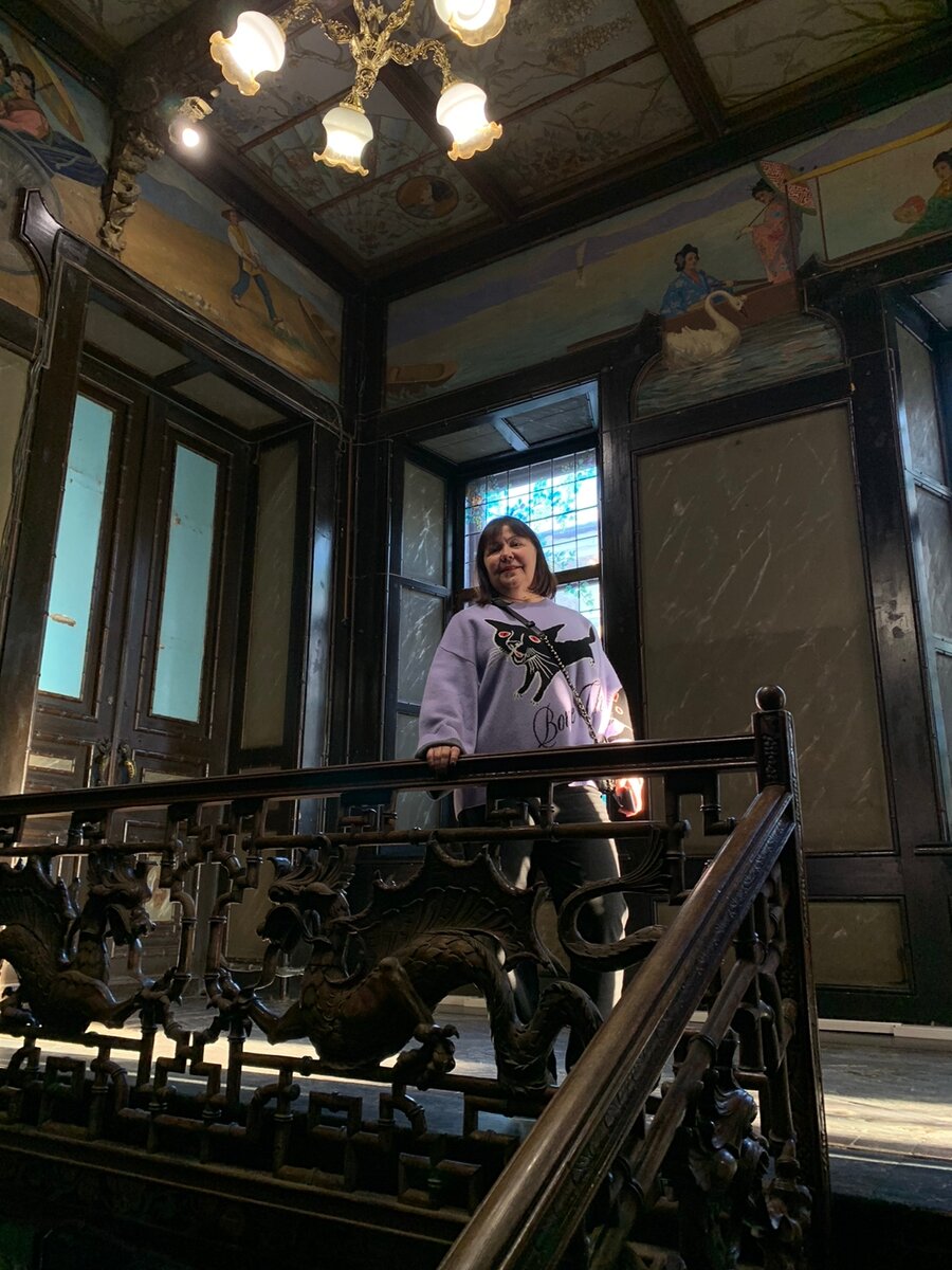 Это я на лестнице парадного входа. Январь 2023