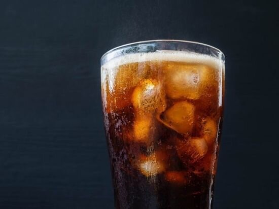     Речь идет о сладком кофе, газированных лимонадах и фруктовых соках. / canva.com