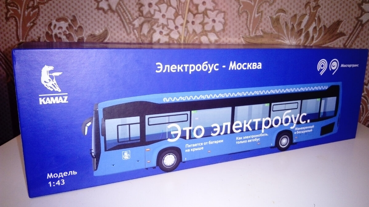 В комплекте упаковка, инструкция,палочка для открытия дверей.