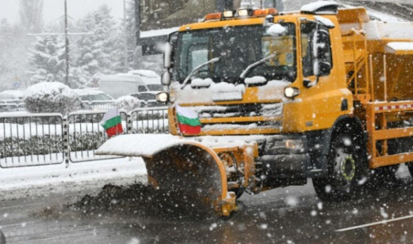 Болгария: 118 снегоочистителей работают на дорогах Софии 