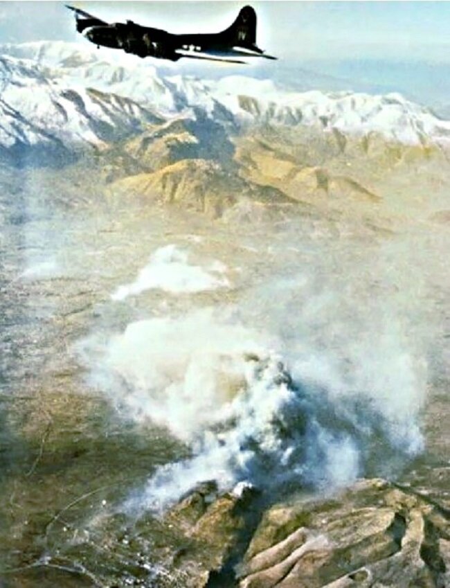 Американский Boeing B-17 Flying Fortress над Монте-Кассино. Бомбардировка не смогла выбить врага, но создала насыпи из камней, идеально подходящих для обороны.