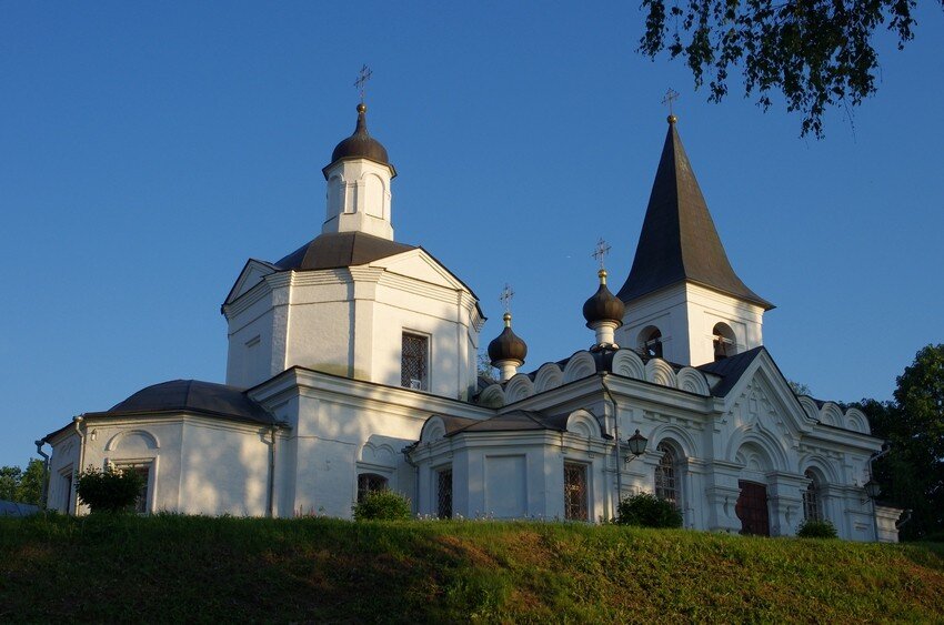 Некрасово тарусский район. Воскресенский храм Таруса. Таруса храм Воскресения Христова. Храм в Тарусе Калужской области. Тарусский район Церковь Воскресения Христова.