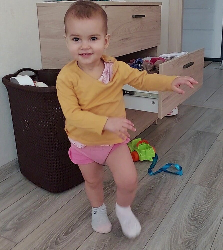 Под носками мягкие тапочки. Зато довольнаяяя)) 