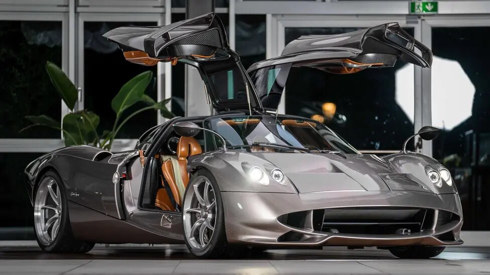 Pagani представила вторую версию своей необычайно редкой Huayra Codalunga, и, как и первая машина, представленная прошлым летом, эта так же впечатляюща.