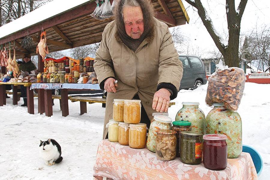 – Бабуль, ну может, уже хватит? Я хочу на речку с подружками!
– Наденька, у твоих подружек семьи большие, а нам с тобой одним жить приходится. Помогать кто нам будет?