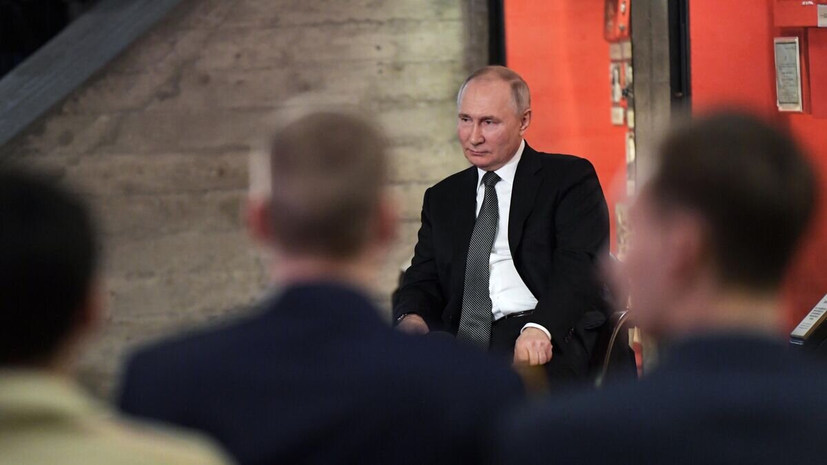    Президент РФ Владимир Путин на встрече с представителями общественных патриотических и молодежных организаций в музее-панораме "Сталинградская битва"© РИА Новости / Алексей Никольский