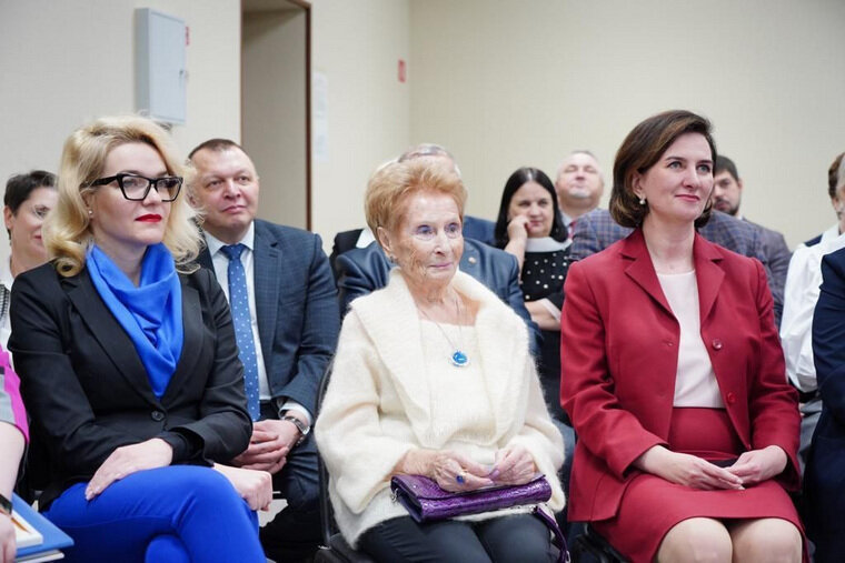 В Нижневартовске в ХМАО на пенсию проводили директора школы Антонину Петровну Сущую в возрасте 92 лет. Источник фото: telegram-канал Дмитрия Кощенко