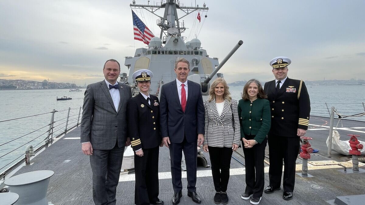    Посол США в Турции Джеффри Флэйк на палубе эсминца ВМС США USS Nitze в Босфорском проливе© Фото : U.S. Consulate General Istanbul