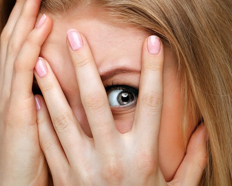 на этой картинке мы определенно видим, что девушка боится, и даже закрывает лицо руками, и даже смотреть боится