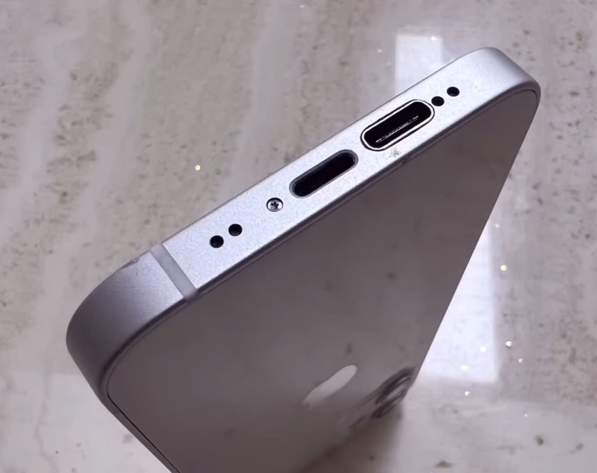Входят слухи что iPhone 15 перейдет на USB-C. Но умелец из канала 신들의 놀이터 решил взять это дело в свои руки.