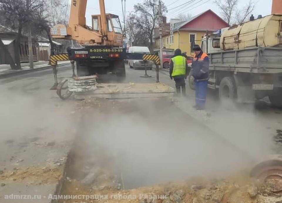     В 2023 году уже произошла череда крупных аварий на теплосетях. На фото - прорыв на улице Грибоедова 11 февраля.