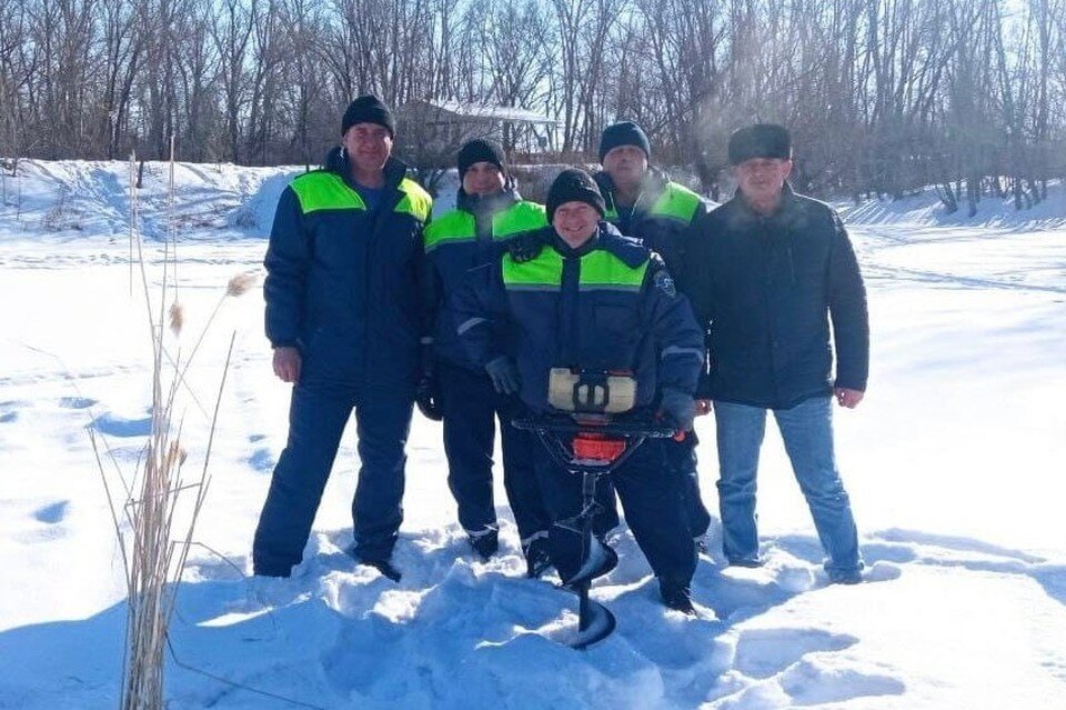     Во второй половине февраля из-за нехватки кислорода подо льдом на всех водоемах начинают гибнуть мальки. Фото: Администрация Орска