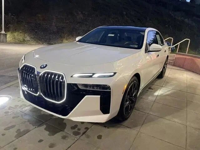 Так же новая "семерка" получила подсветку, так называемых. ноздрей, подобная технология была выполнена на Х6 в последнем поколении.