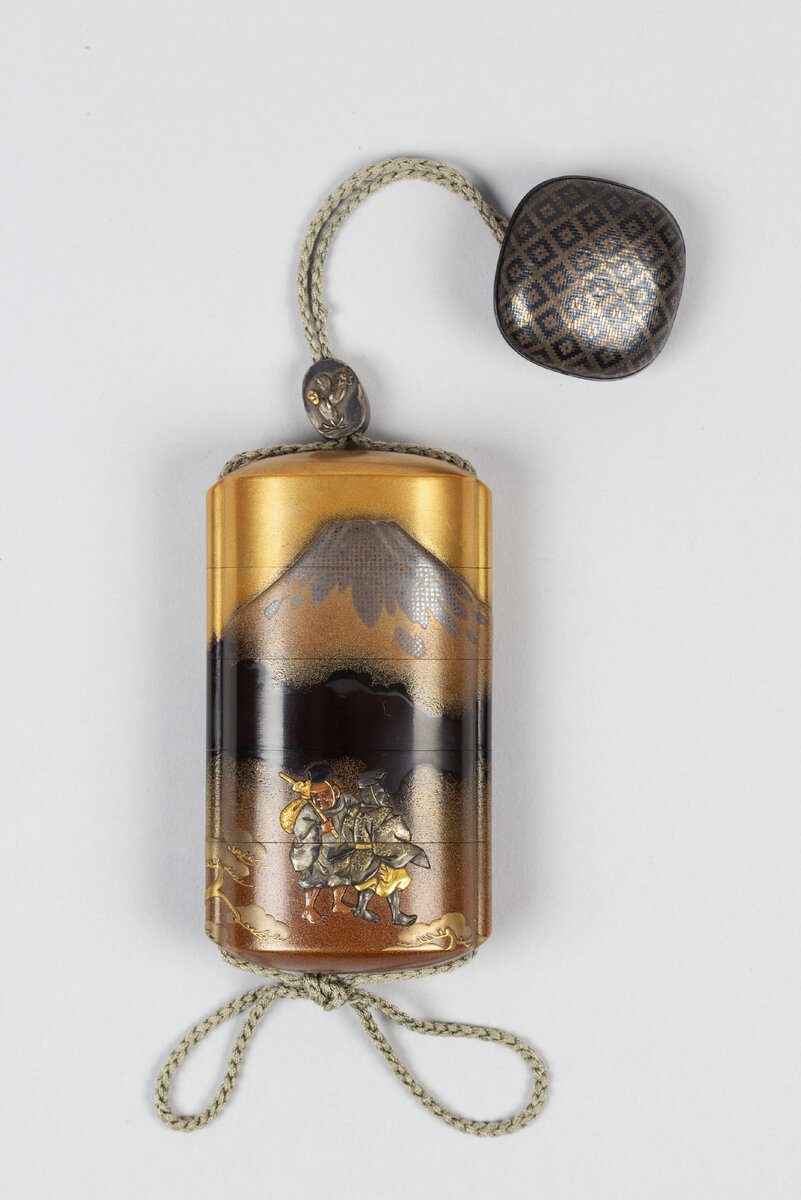 Инро с изображением Нарихиры на горе Фудзи из «Сказок об Исэ». 19 век. 9,1 х 5 х 2,6 см.