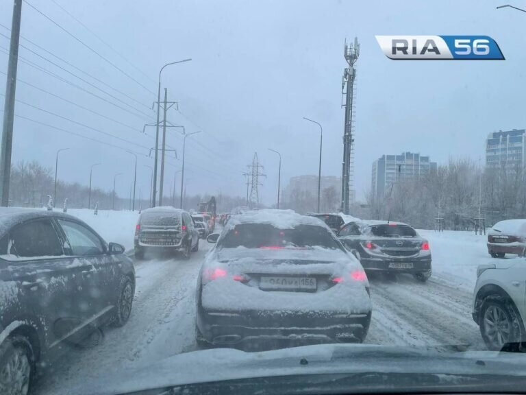    Не проехать, не пройти: Оренбург встал в жутких пробках из-за неубранных от снега улиц Андрей Севостьянов