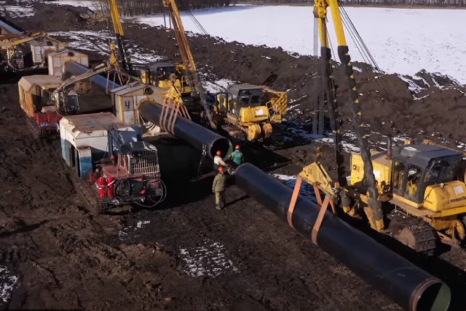     Военные строители в круглосуточном режиме прокладывают две нитки водовода. Фото: Скриншот видео ВСК МО РФ