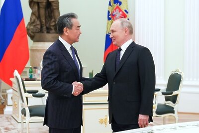    Президент РФ Владимир Путин и глава канцелярии комиссии по иностранным делам ЦК КПК, член Политбюро ЦК Компартии Китая Ван И (слева) во время встречи ©Антон Новодережкин РИА Новости