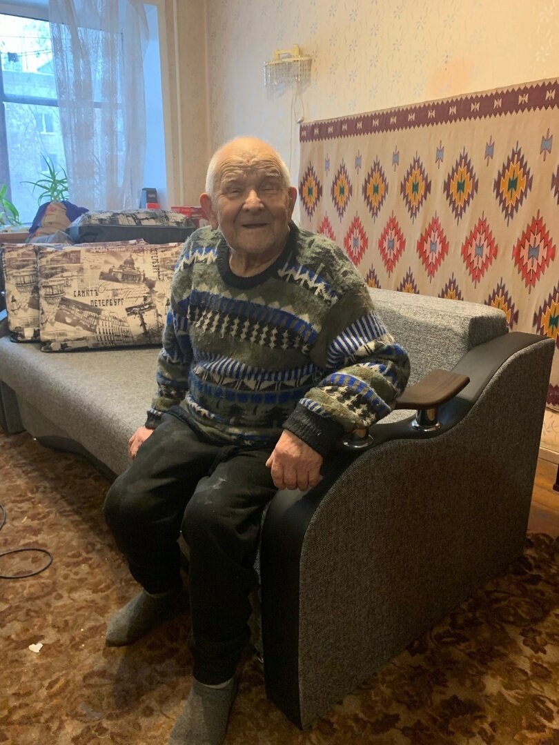 Алексей Афанасьевич доволен. Говорит, на новом диване очень удобно сидеть: он высокий, а сиденье не проваливается. Пожилому человеку как раз. 