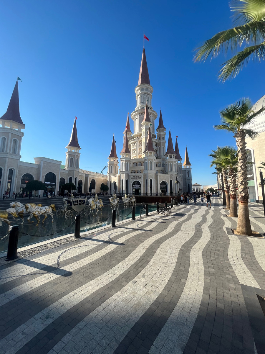 Всего в парке 72 горки и 43 водных аттракциона, 19 из которых предназначены для взрослых. Для детей и взрослых открыто 23 наземных аттракциона, которые работают даже зимой. На территории открыто 35 баров и ресторанов, один из которых находится. 