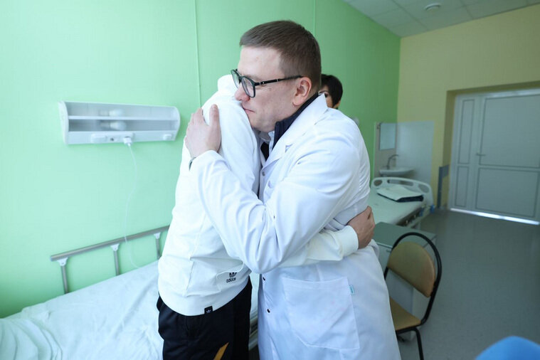    Текслер поздравил добровольца с праздником