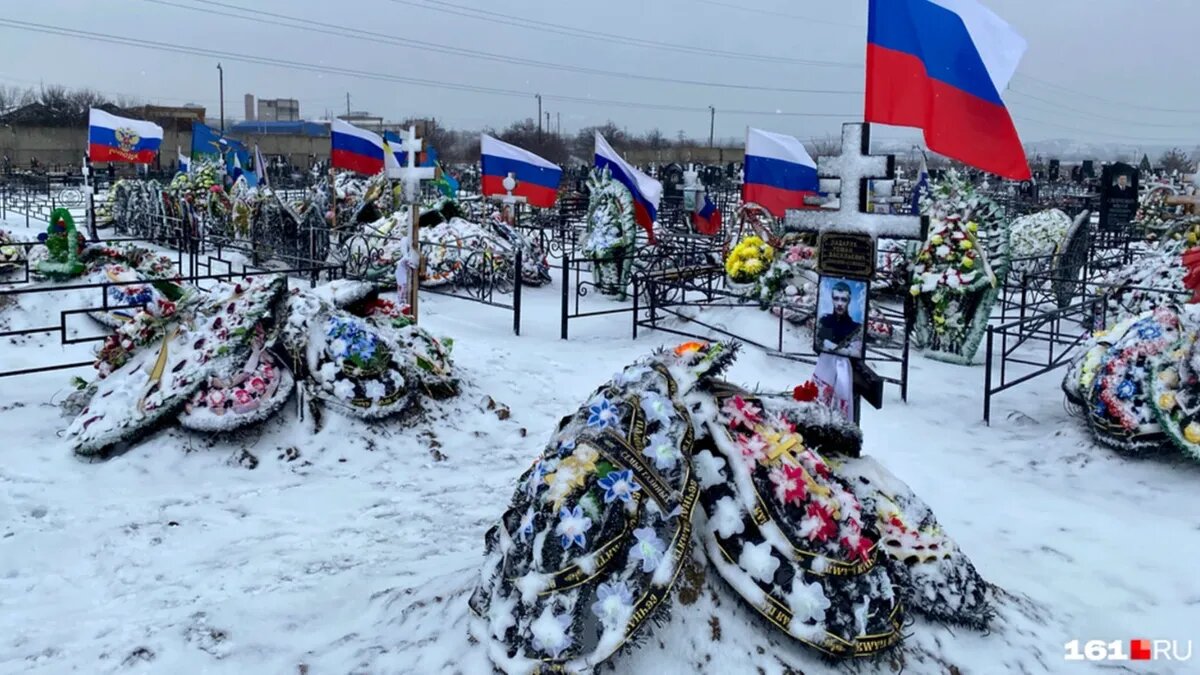 Свежая могила Лазарчука. Фото: Ирина Бабичева, 161.ru