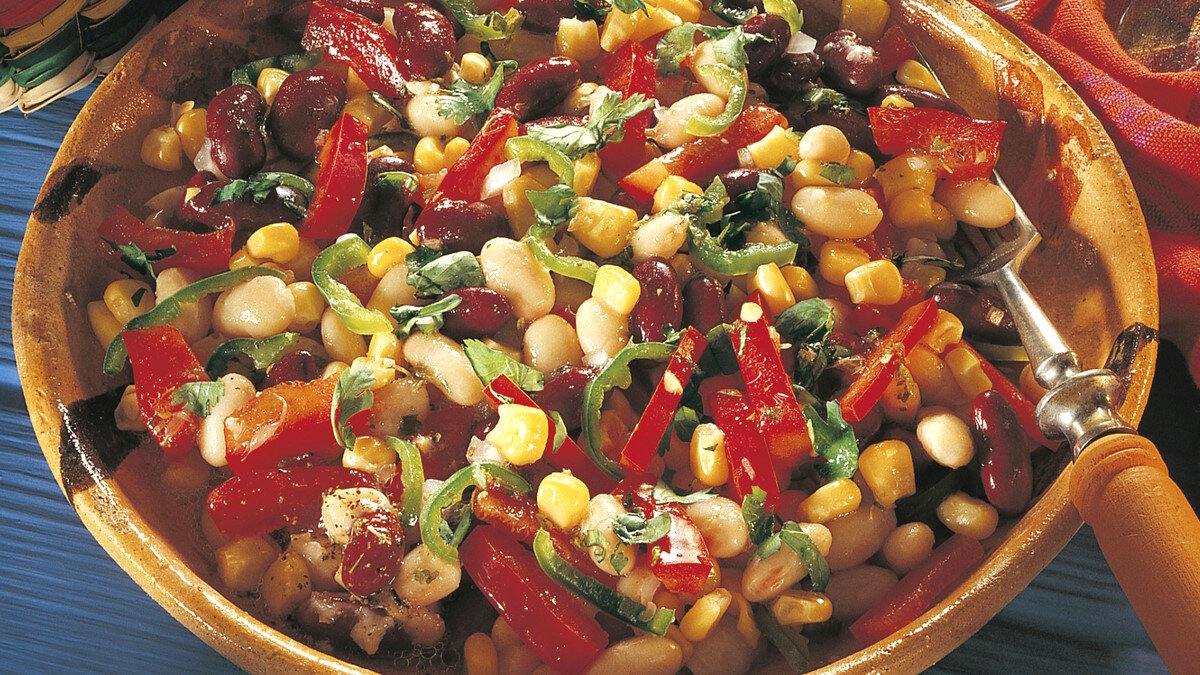    Салат из кукурузы с фасолью и помидором