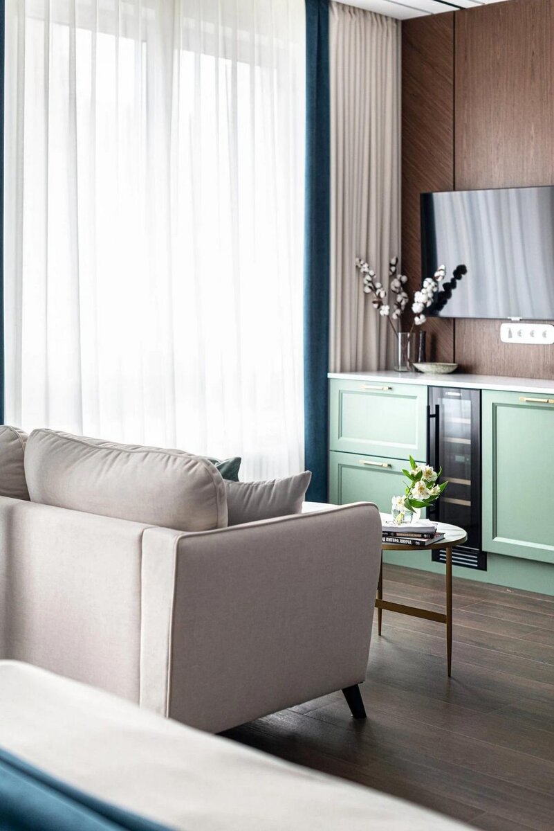 Мрамор, латунь и дерево. Просторный интерьер с изысканными деталями