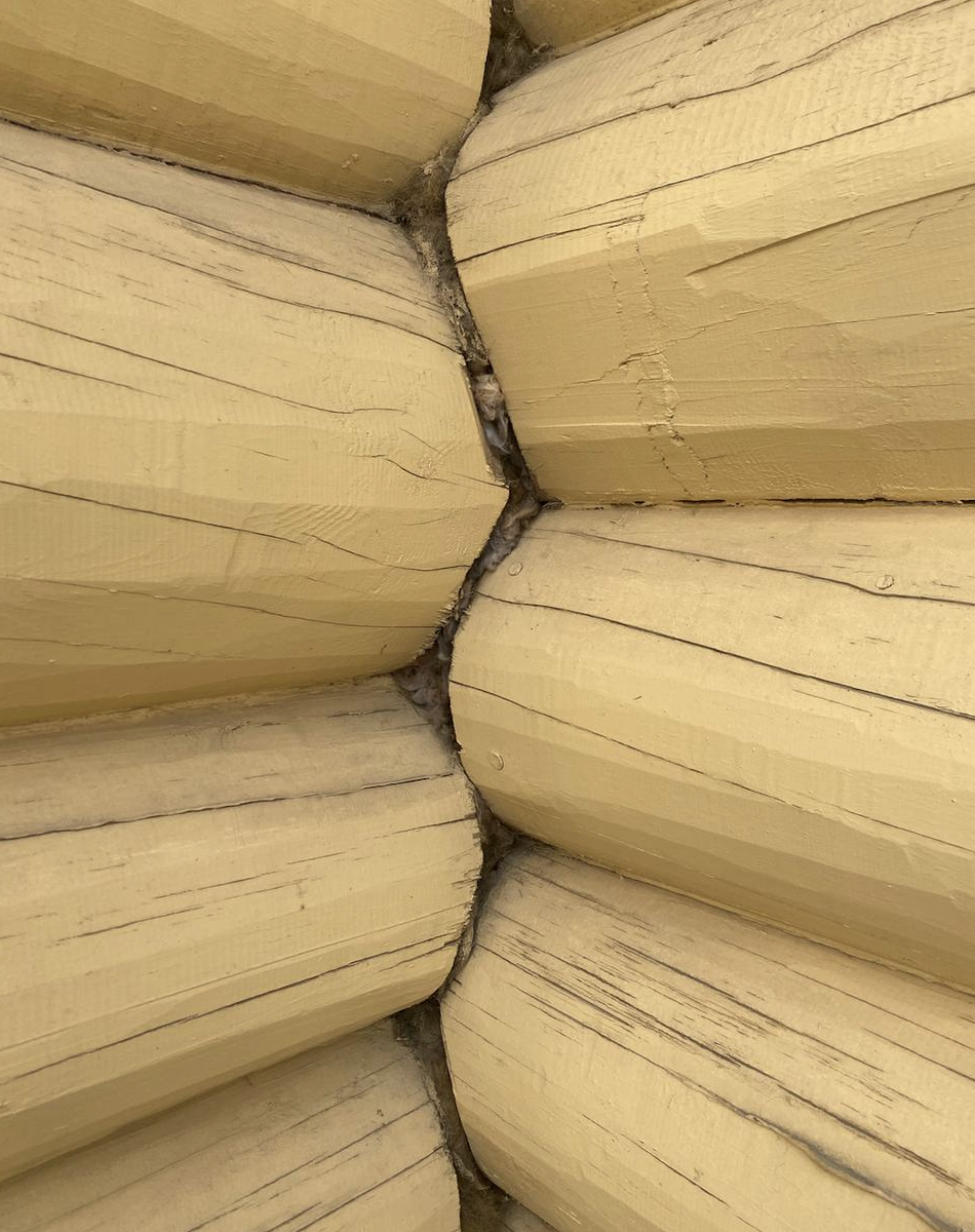 Как раз это именно тот дом из кругляка который мы будем утеплять. Со слов заказчика первый год было тепло в доме, а второй температура без камина не поднималась выше 19-20 градусов зимой. У них стоит электрический котел ZOTA. 