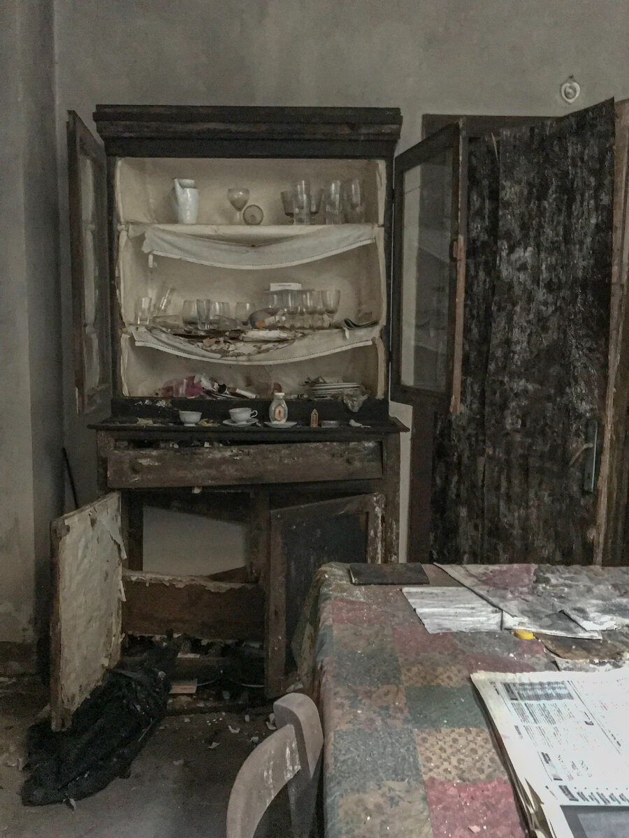 Am intrat într-o casă abandonată de sat și nu mă așteptam să găsesc acolo o capsulă a timpului.  Totul este la locul lui: de la mobilier la ochelari lustruiti