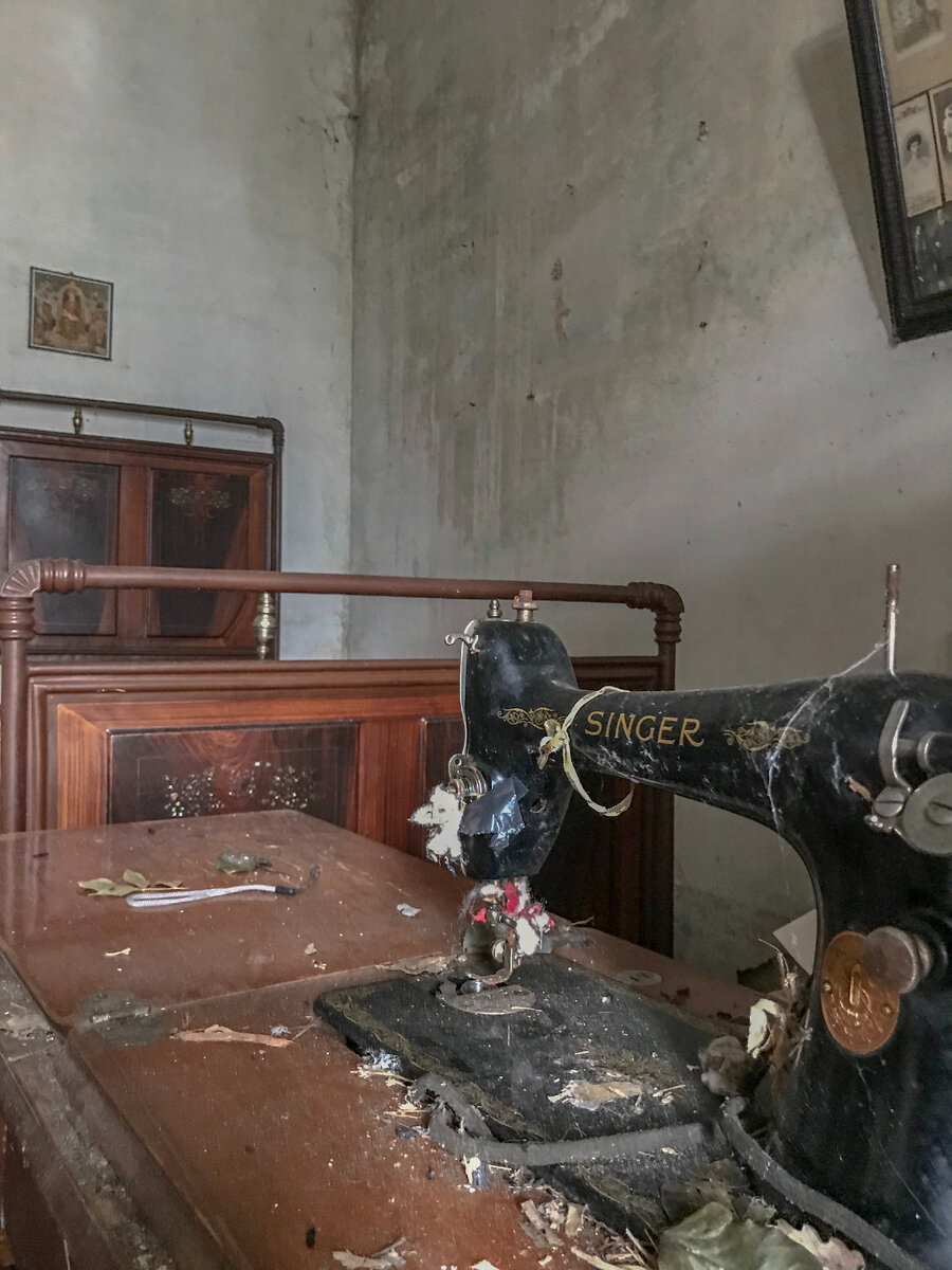 Am intrat într-o casă abandonată de sat și nu mă așteptam să găsesc acolo o capsulă a timpului.  Totul este la locul lui: de la mobilier la ochelari lustruiti