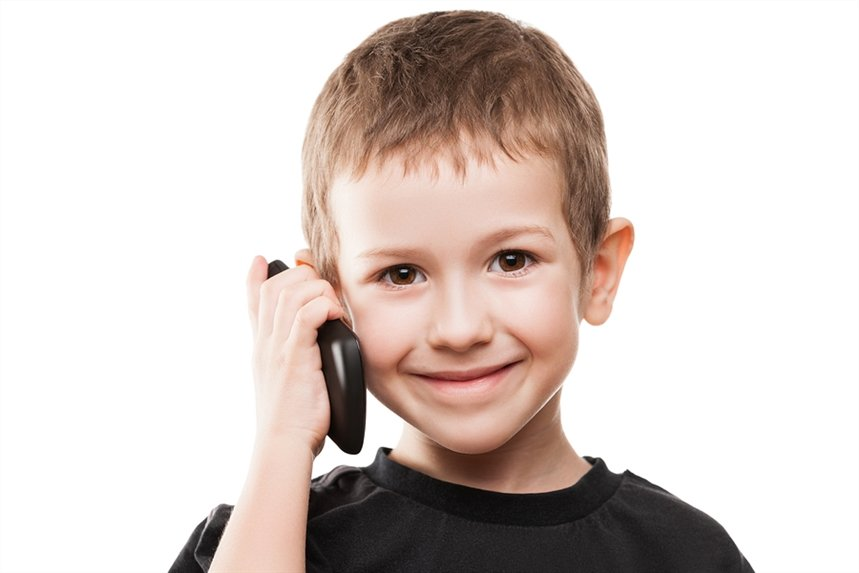 Телефоны мальчиков 12 лет. Мальчик с телефоном. Мальчик говорит по телефону. Ребенок с телефоном в руках. Школьник звонит по телефону.